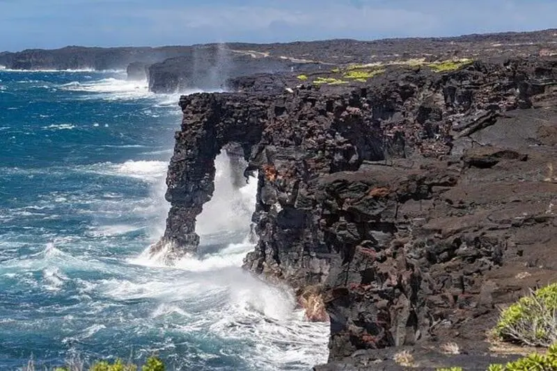 طاق سنگی  در هاوایی (Hawaii) در میان امواج دریا