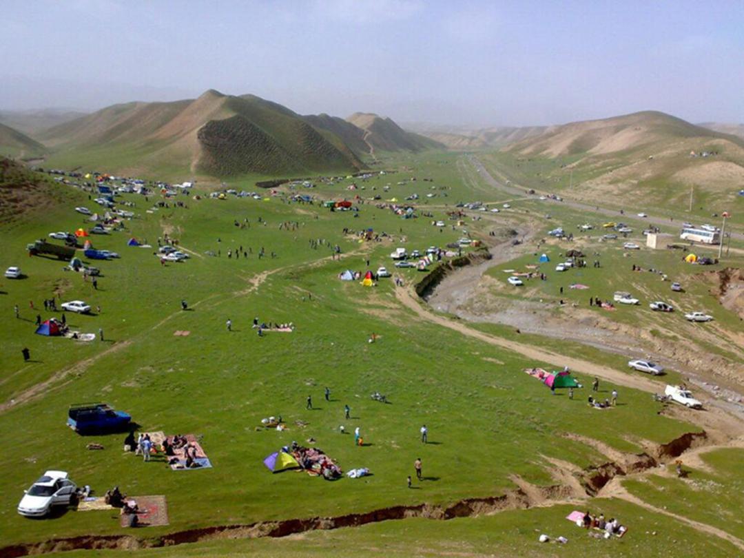 اتراق خانواده ها در دشت سرسبز به مناسبت سیزده بدر