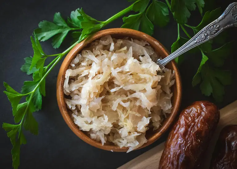 کلم‌شور و خرما در ظرف چوبی برای تقویت سیستم عصبی