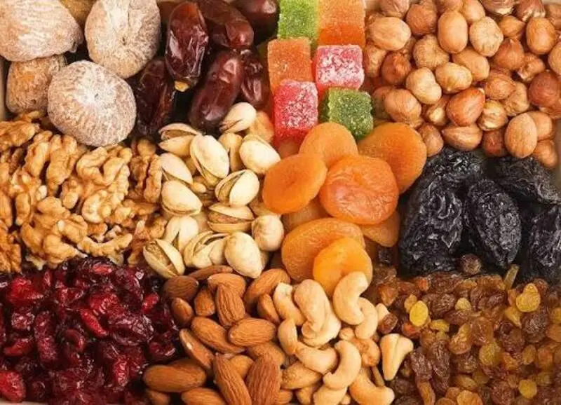 مجموعه‌ای از انواع آجیل، خشکبار و تنقلات رنگارنگ برای میان‌وعده دانش‌آموزان