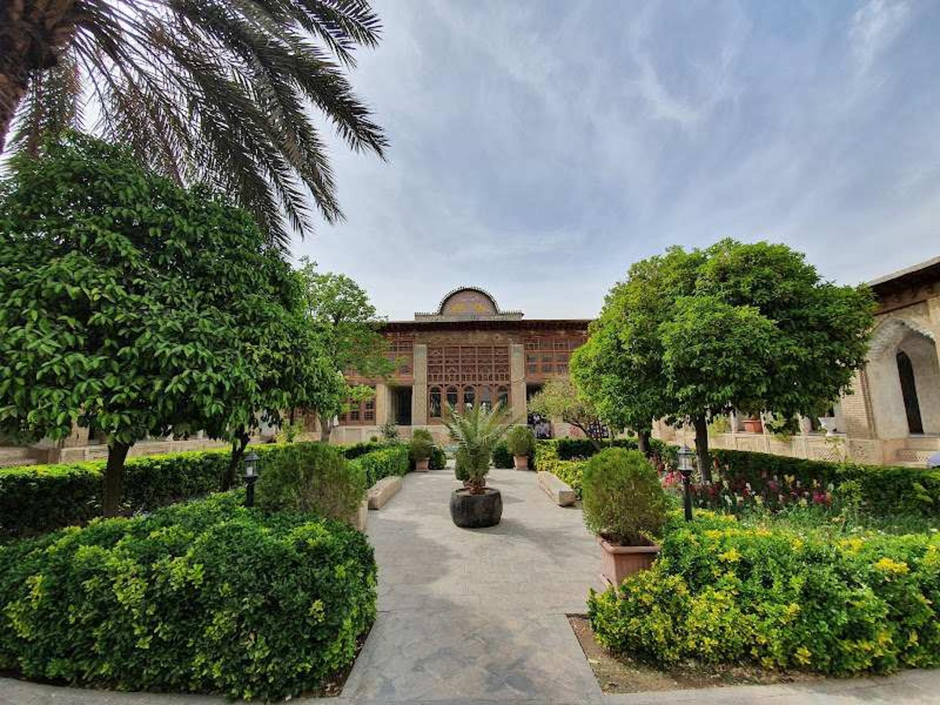 عمارت و درختان خانه زینت الملک