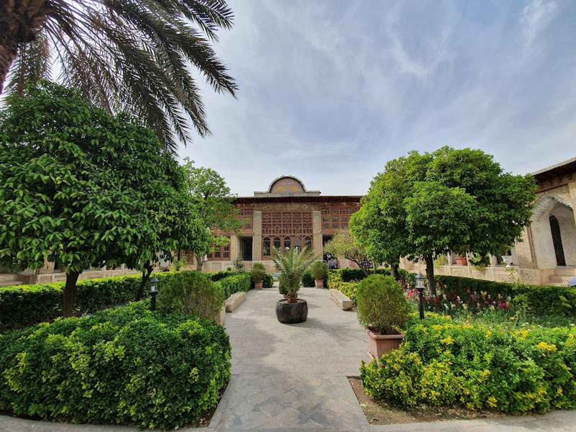 عمارت و درختان خانه زینت الملک