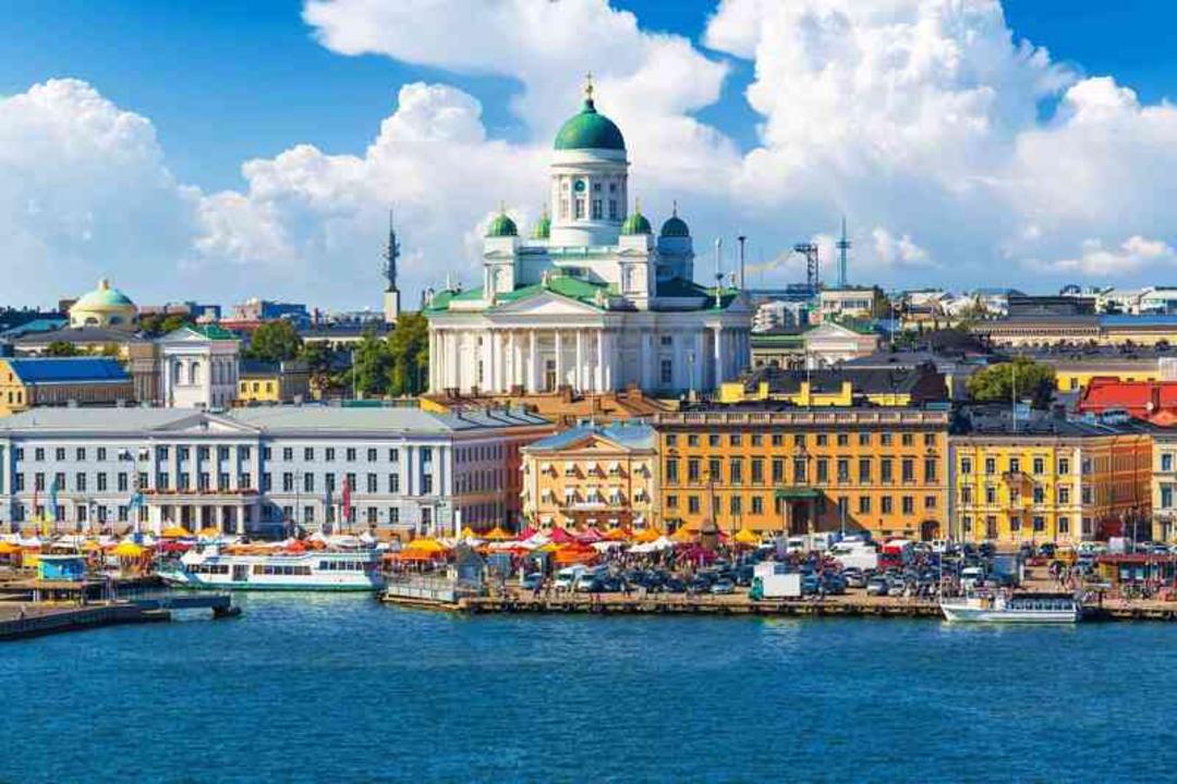 کاتدرال هلسینکی (Helsinki Cathedral) در کنار بندرگاه و ساختمان‌های تاریخی شهر