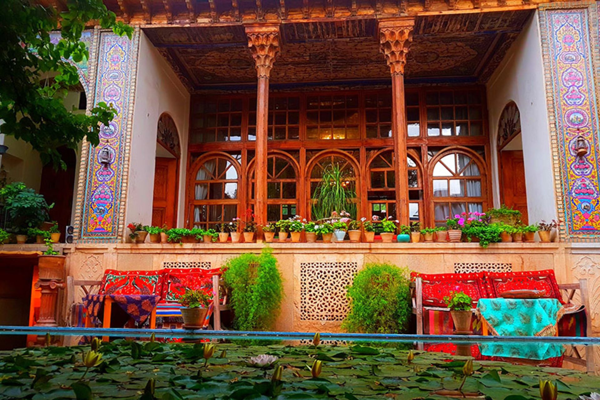 ایوان و ستون های چوبی موزه موسیقی شیراز (خانه منطقی نژاد)