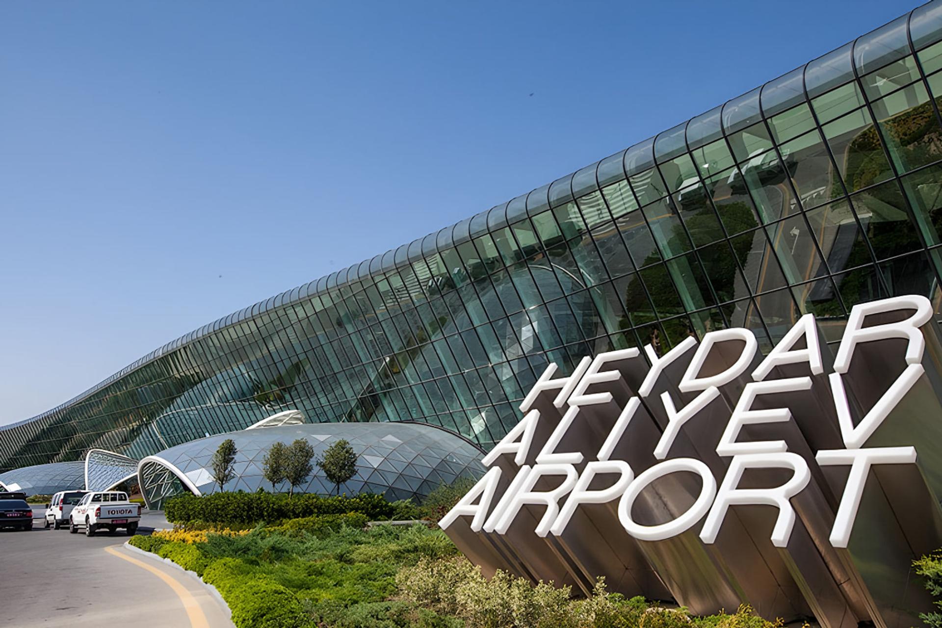 ساختمان مدرن فرودگاه بین‌المللی حیدر علی‌اف (Heydar Aliyev Airport) با نمای شیشه‌ای منحنی