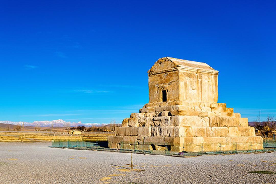مقبره سنگی کوروش کبیر زیر آسمان آبی