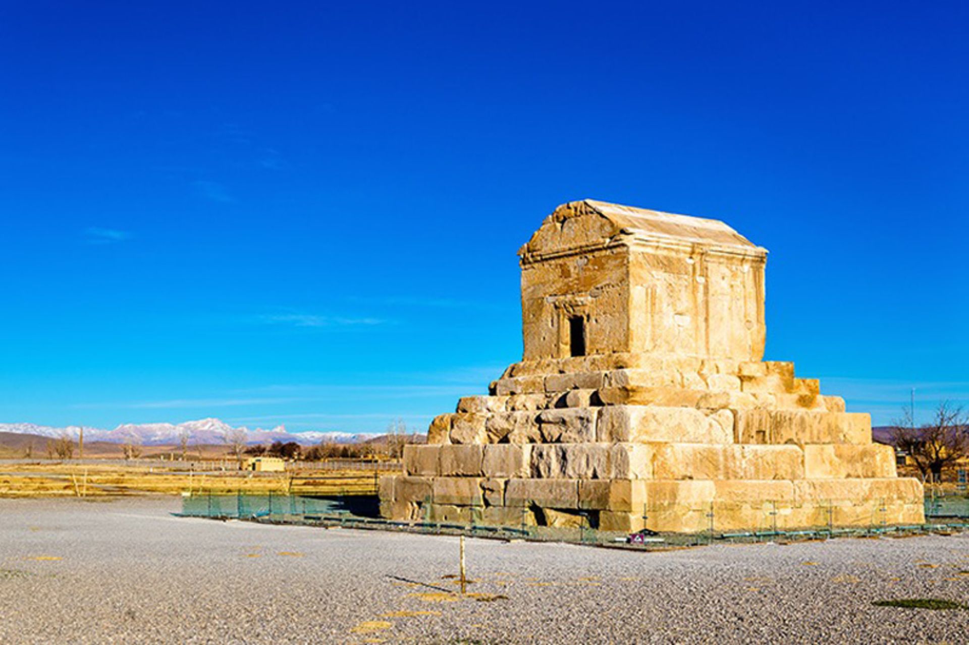 مقبره سنگی کوروش کبیر زیر آسمان آبی