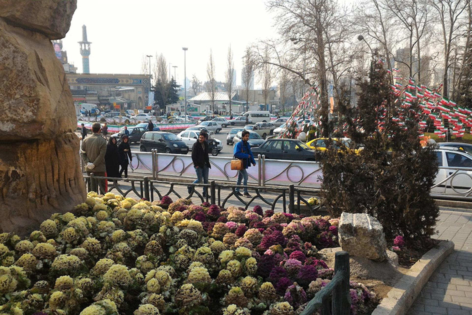باغچه گل کاری شده در میدان تجریش