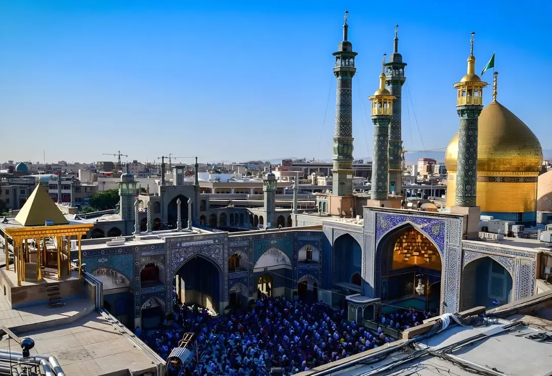 گنبد طلایی و مناره‌های حرم مطهر حضرت معصومه در قم