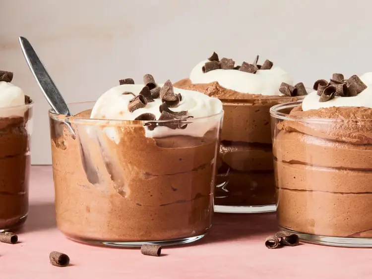 موس شکلات (Chocolate Mousse) در لیوان‌های شیشه‌ای با topping خامه و تراشه‌های شکلات