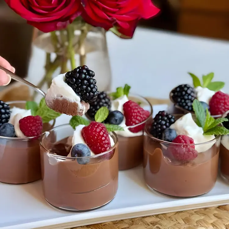موس شکلات (Chocolate Mousse) در لیوان‌های کوچک همراه با تمشک و بلوبری
