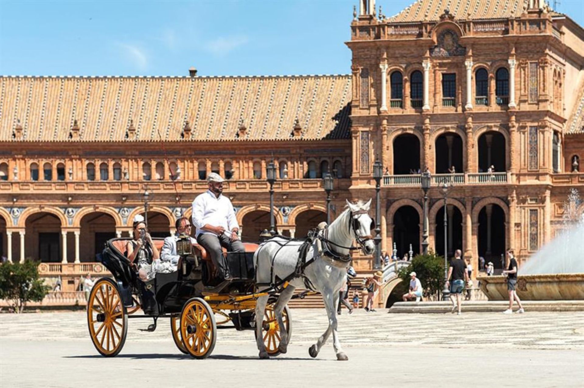 گردشگران سوار بر درشکه‌ در خیابان های سویل، اسپانیا