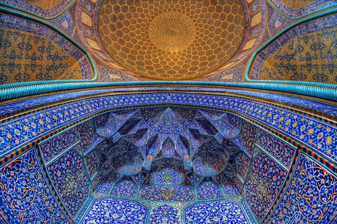 کاشیکاری آبی و طلایی مسجد شیخ لطف الله در اصفهان