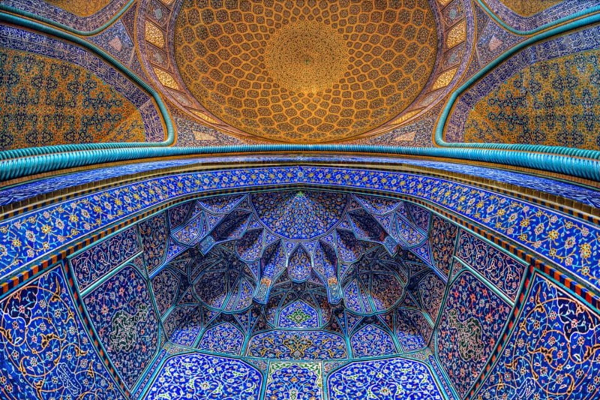 کاشیکاری آبی و طلایی مسجد شیخ لطف الله در اصفهان