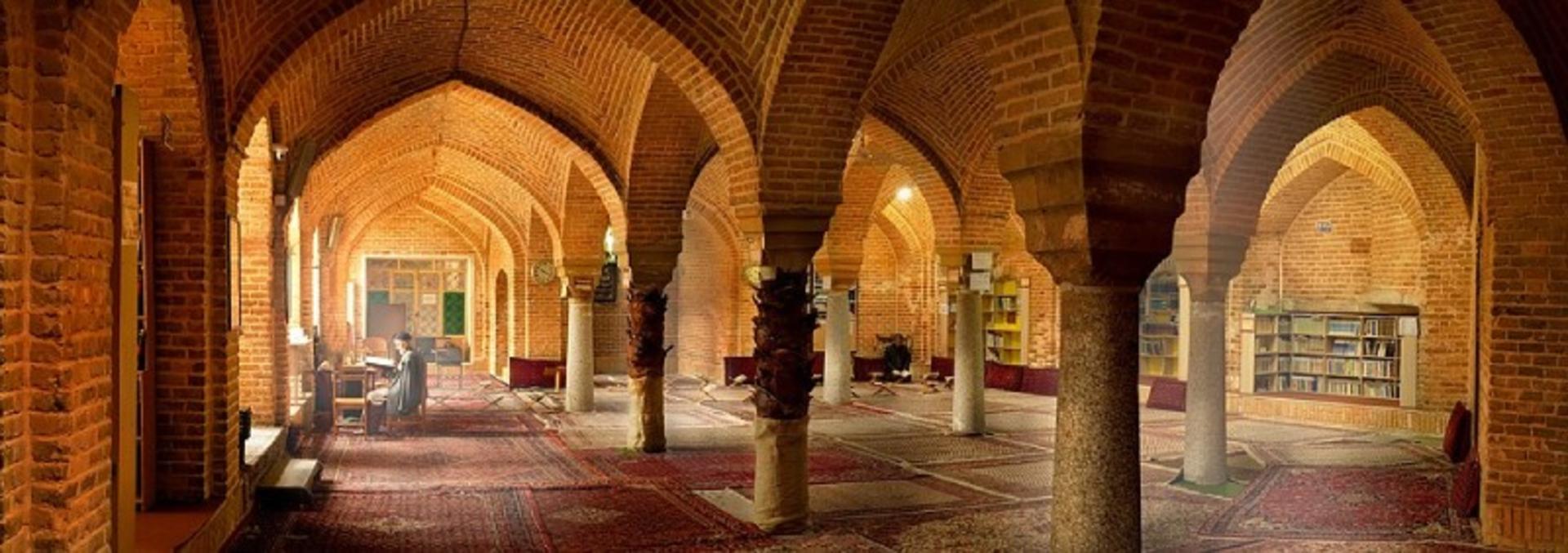 فضای داخلی مسجد جامع همدان