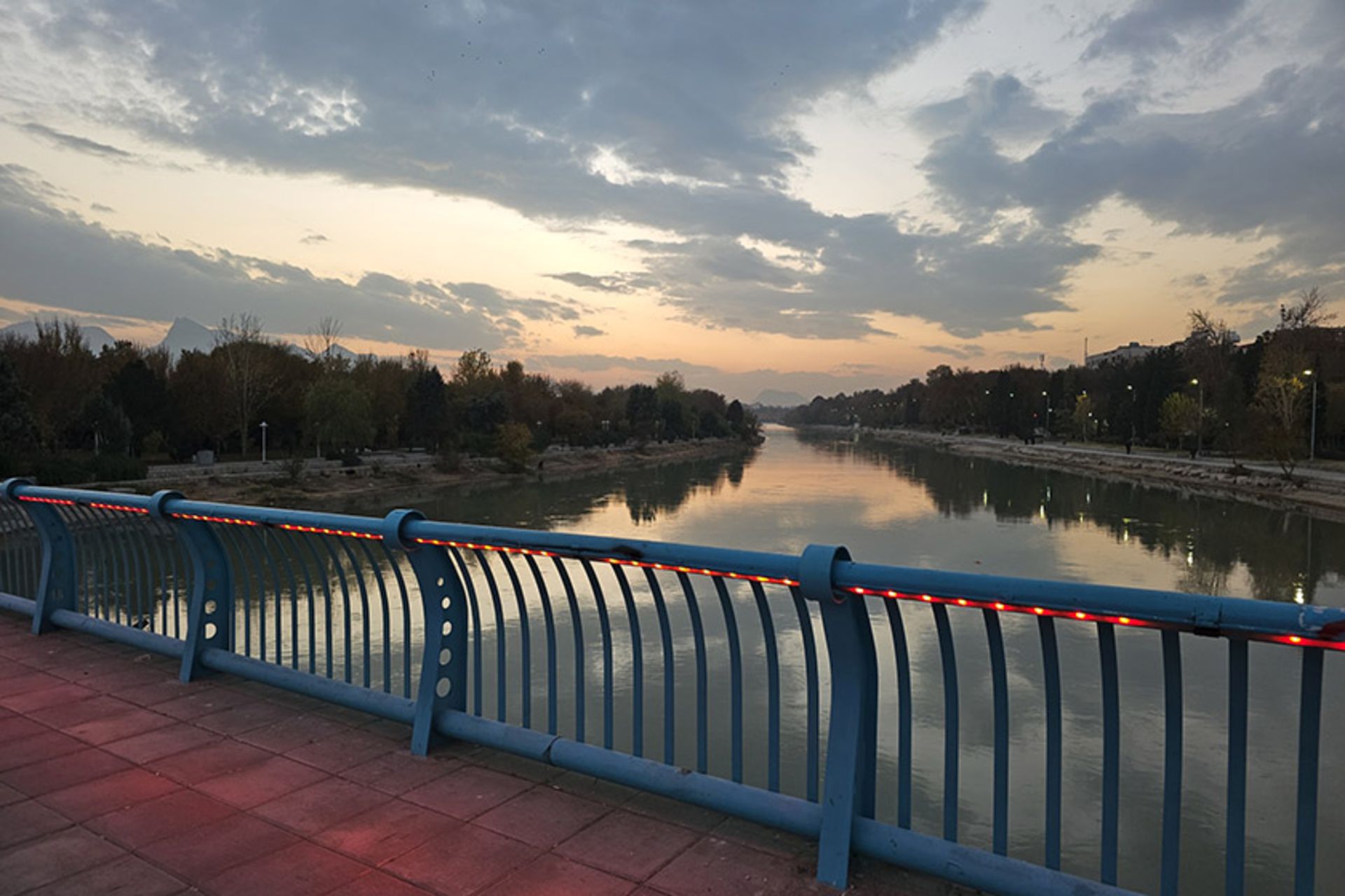 چشم انداز زاینده رود از روی پل بزرگمهر