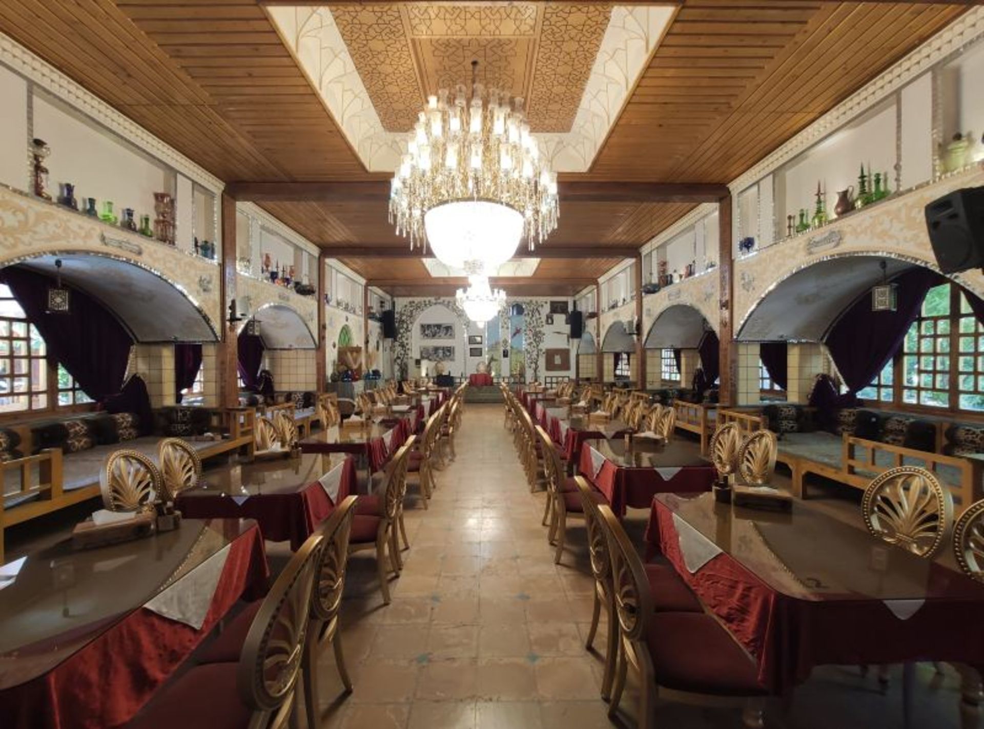 سالن باغ رستوران و کافی شاپ سه کاج اصفهان