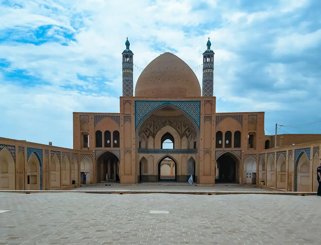 ایوان و گلدسته های مسجد آقابزرگ