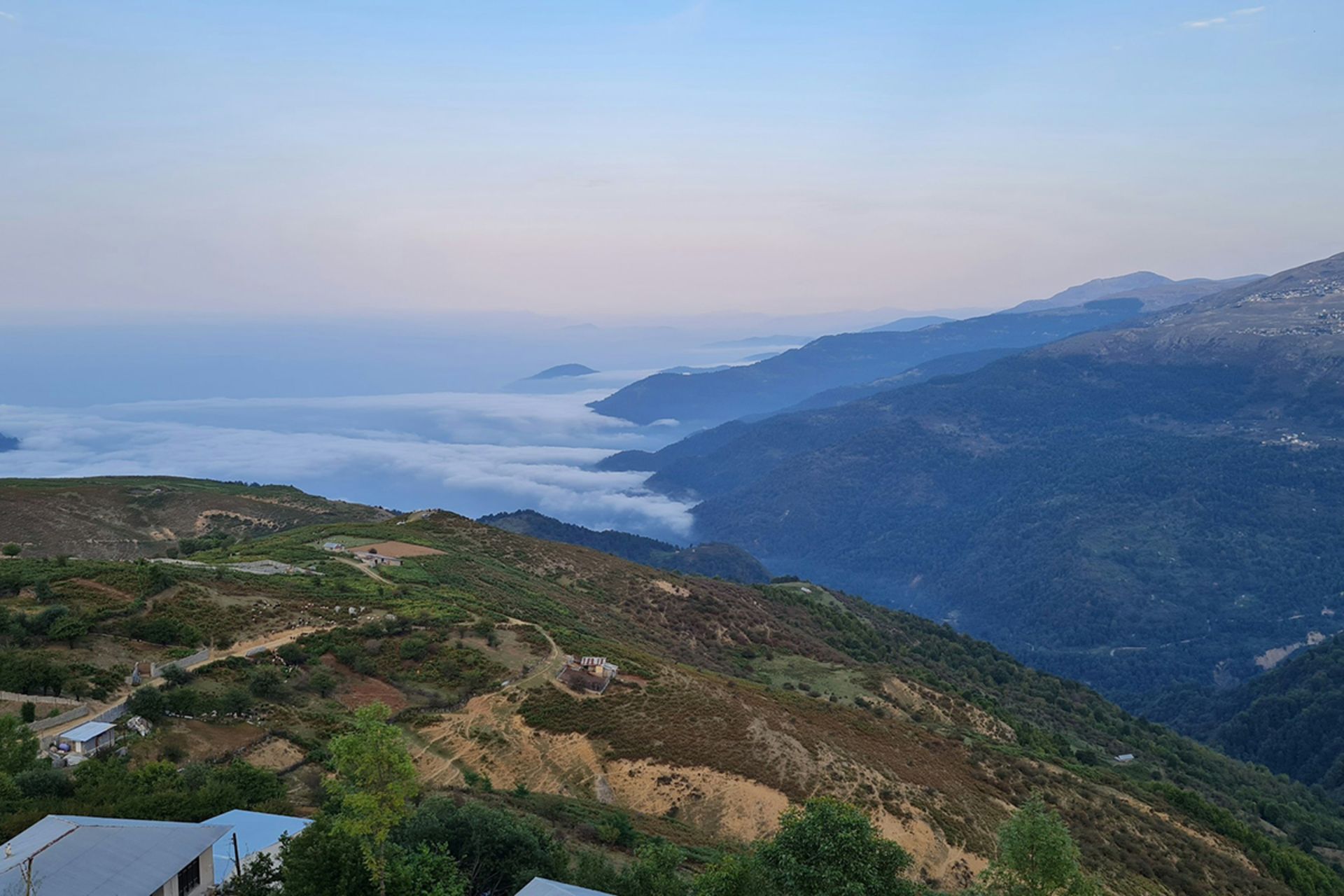 روستای فیلبند در کنار دریای ابر شمال