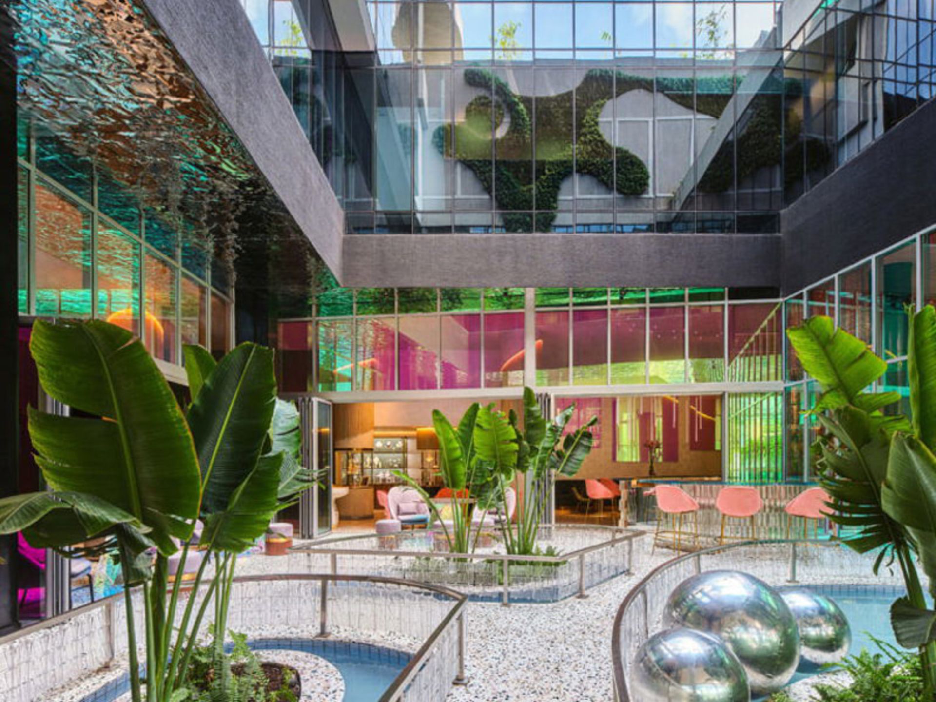 فضای داخلی پوشیده از گیاه در هتل نایروبی