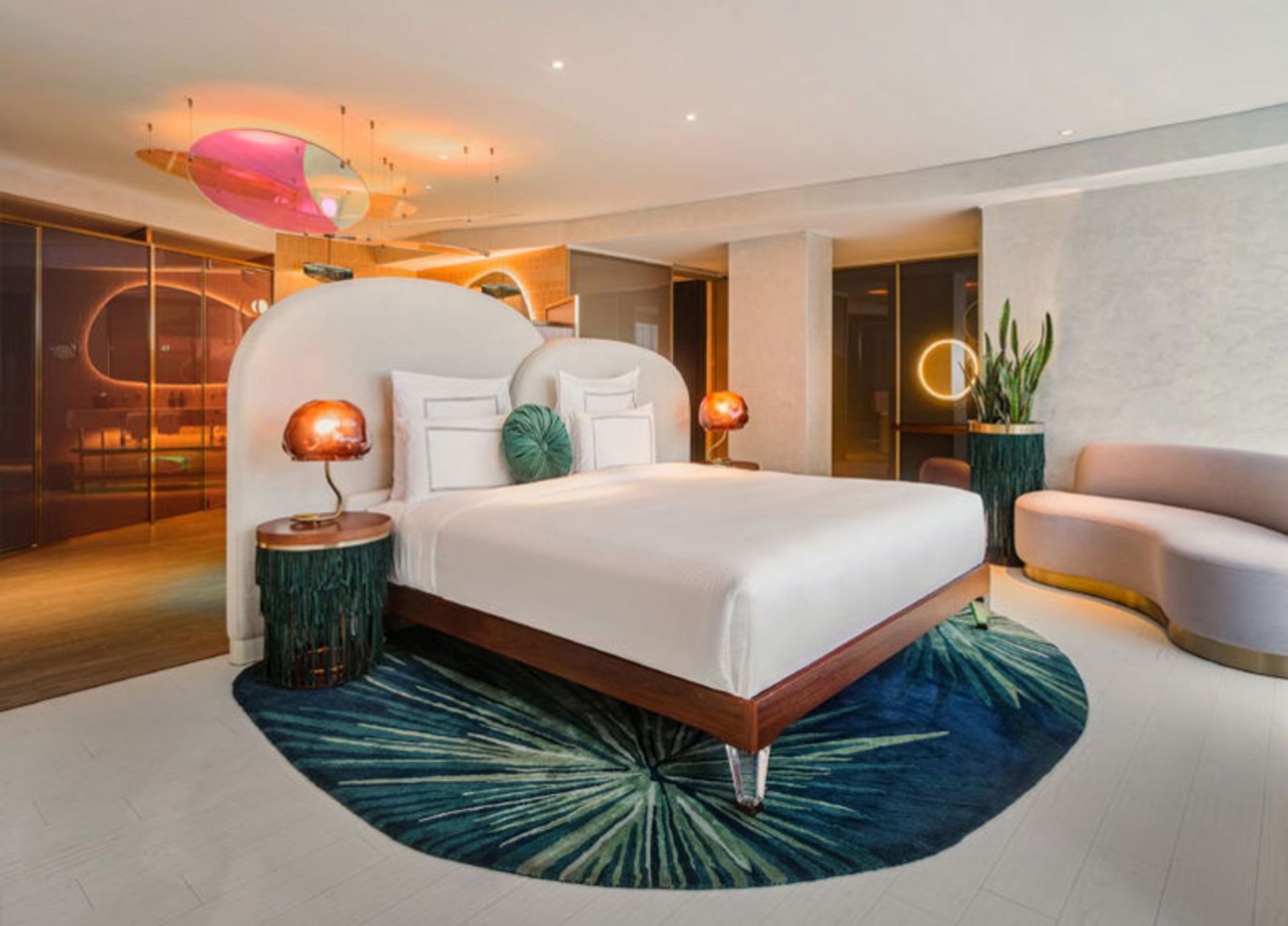 تخت خواب سفید در اتاق هتل نایروبی