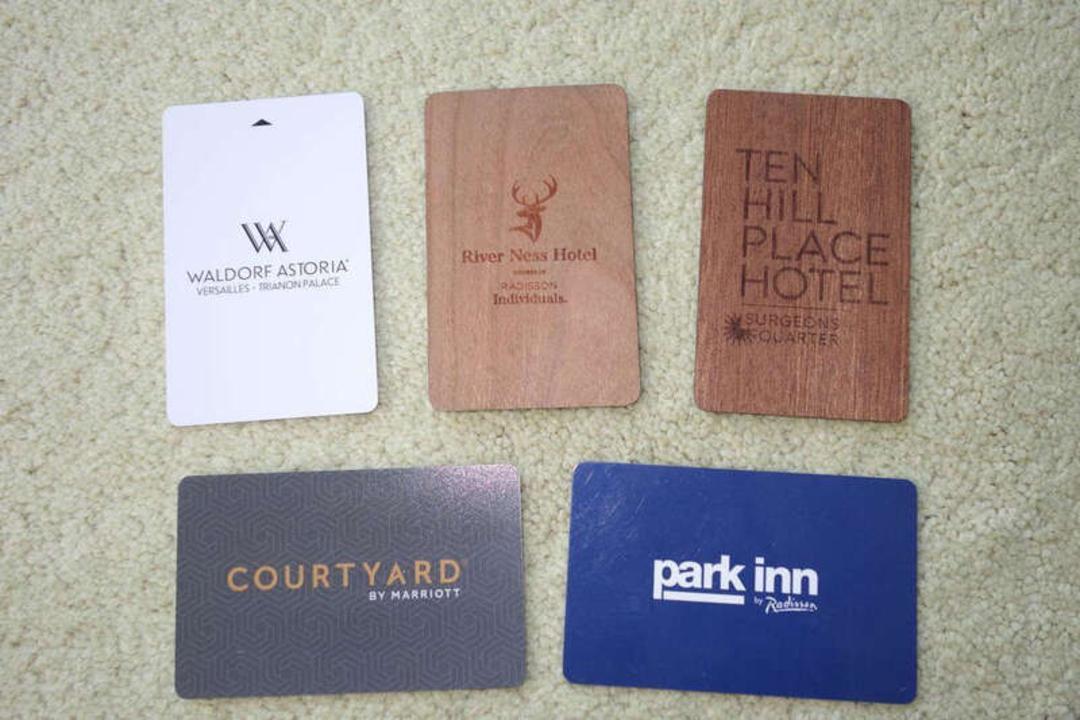 مجموعه‌ای از کارت‌های اتاق هتل‌های Waldorf Astoria و Courtyard و Park Inn