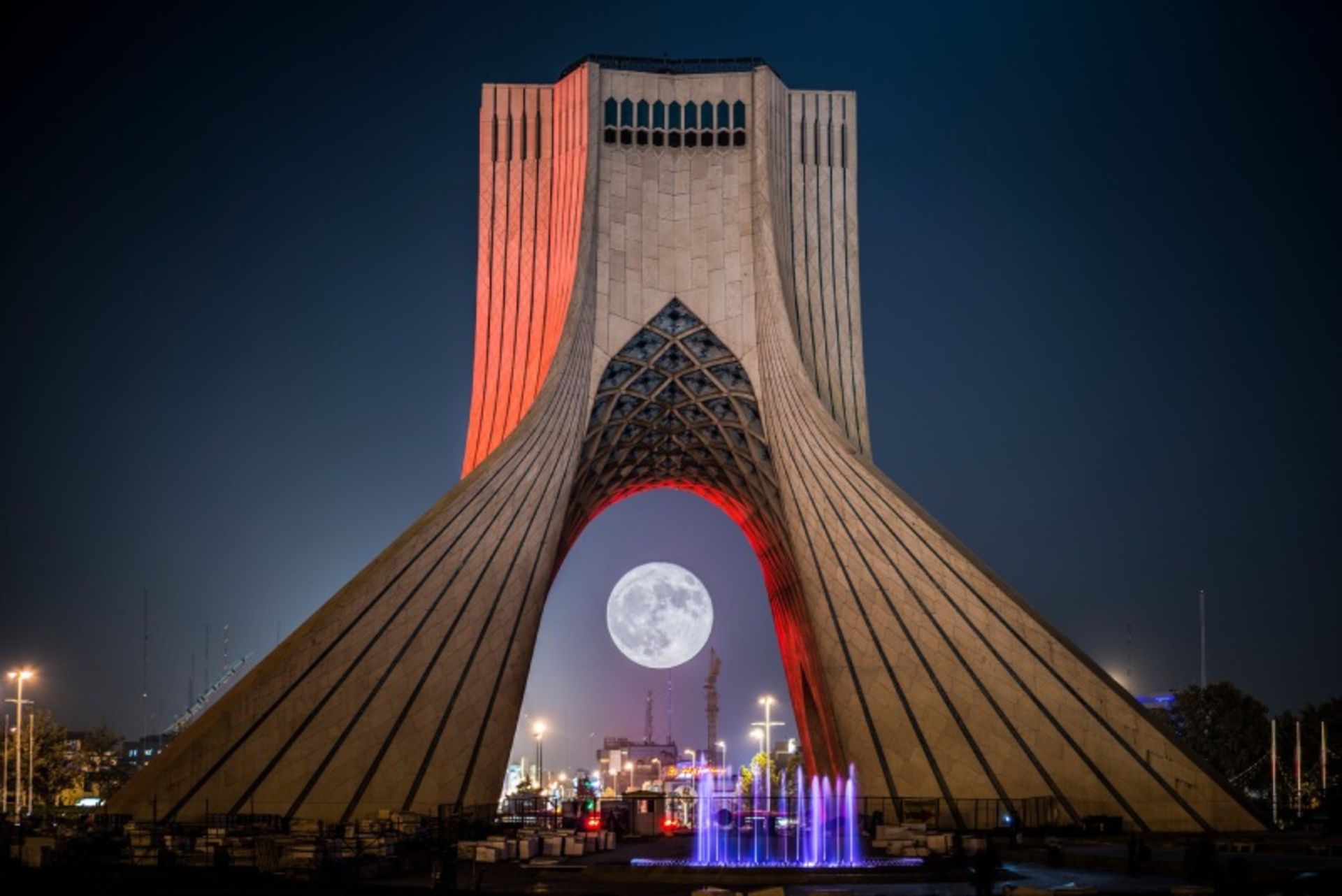 برج آزادی تهران در شب در کنار ماه 
