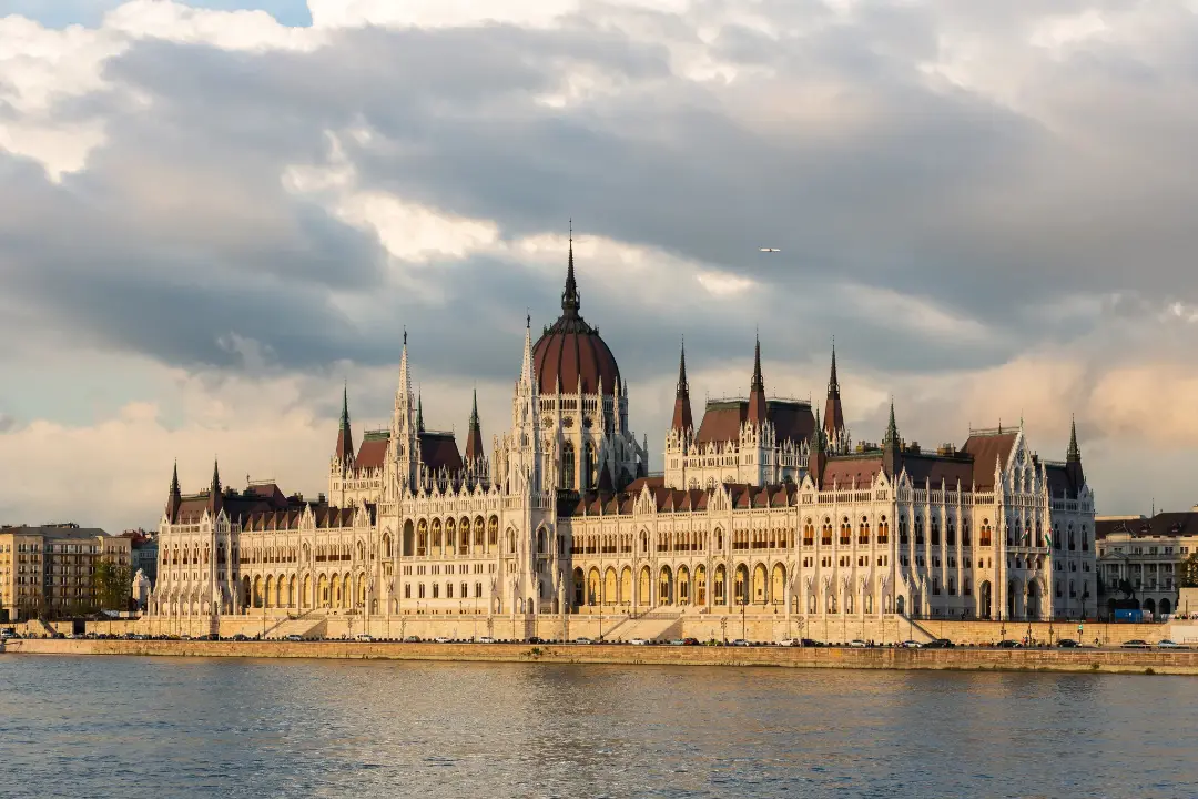 ساختمان پارلمان مجارستان (Hungarian Parliament Building) با سبک معماری نئوگوتیک در کنار رودخانه