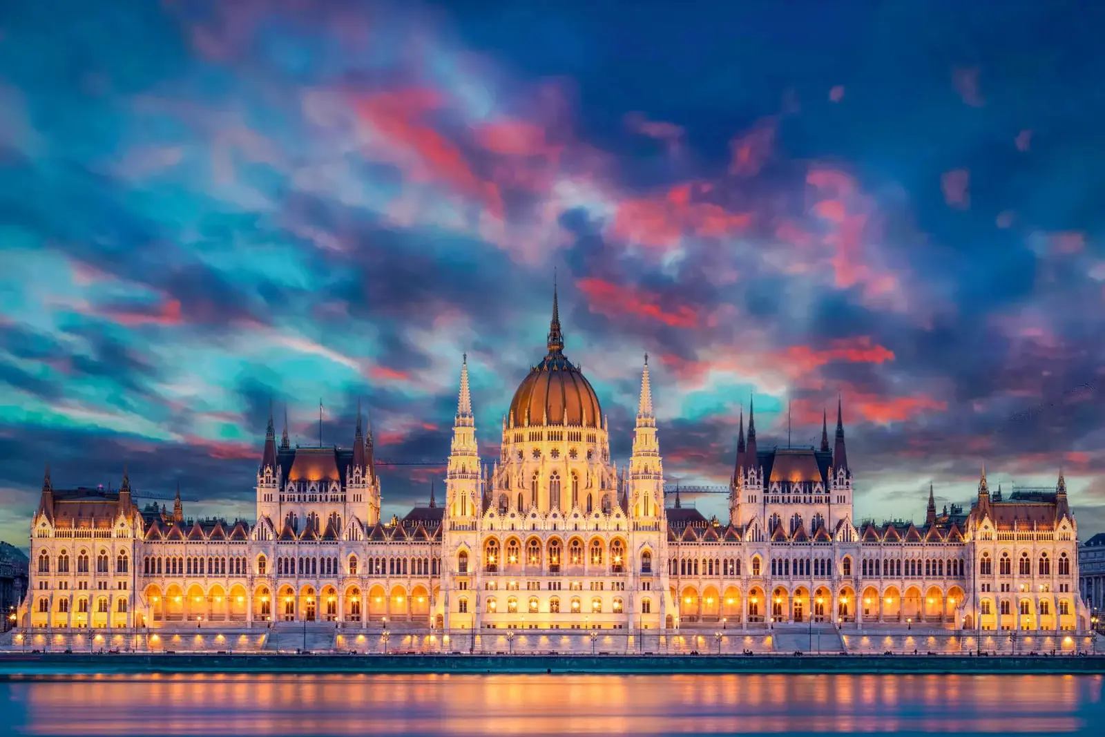 ساختمان پارلمان مجارستان (Hungarian Parliament Building) با سبک معماری نئوگوتیک در هنگام غروب