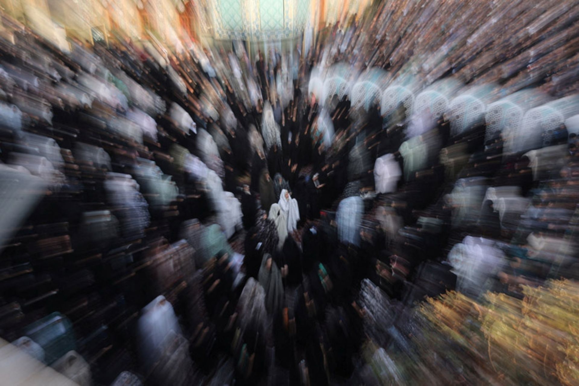 نماز طلب باران توسط زنان ایرانی در حرم امامزاده صالح تهران در پی بحران خشکسالی