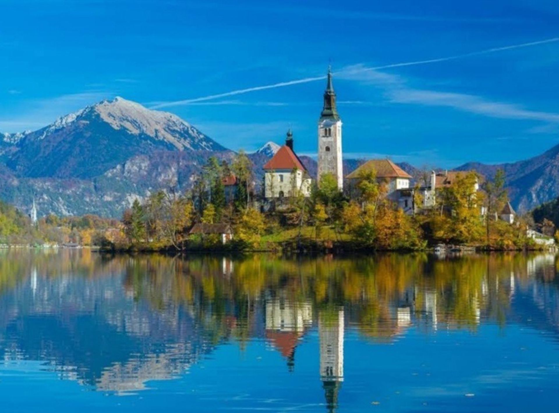 قلعه ای بلند در جزیره ای در اسلوونی و در میان کوه های آلپ