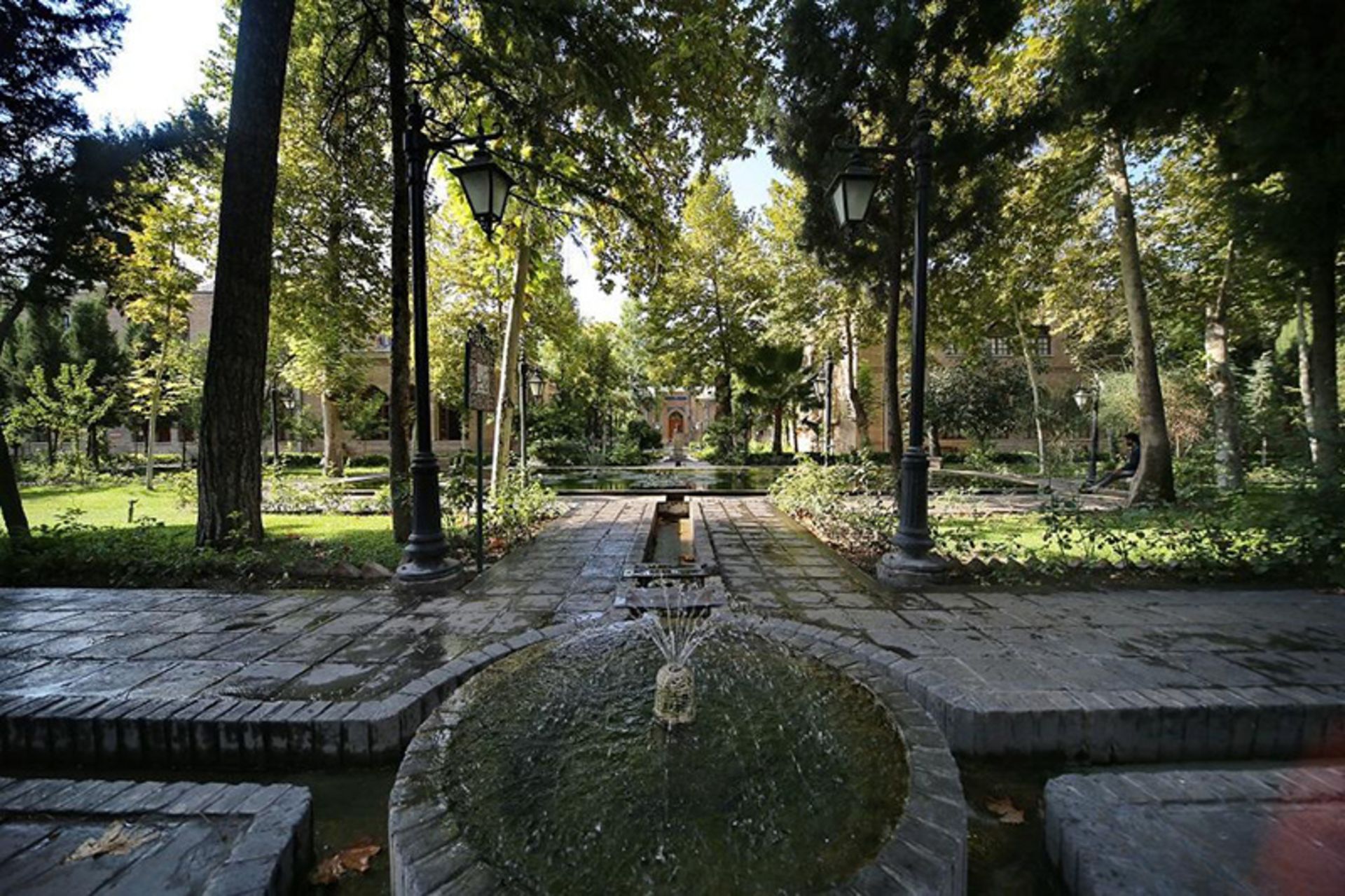 حوض و جویبار آب در حیاط سرسبز باغ نگارستان