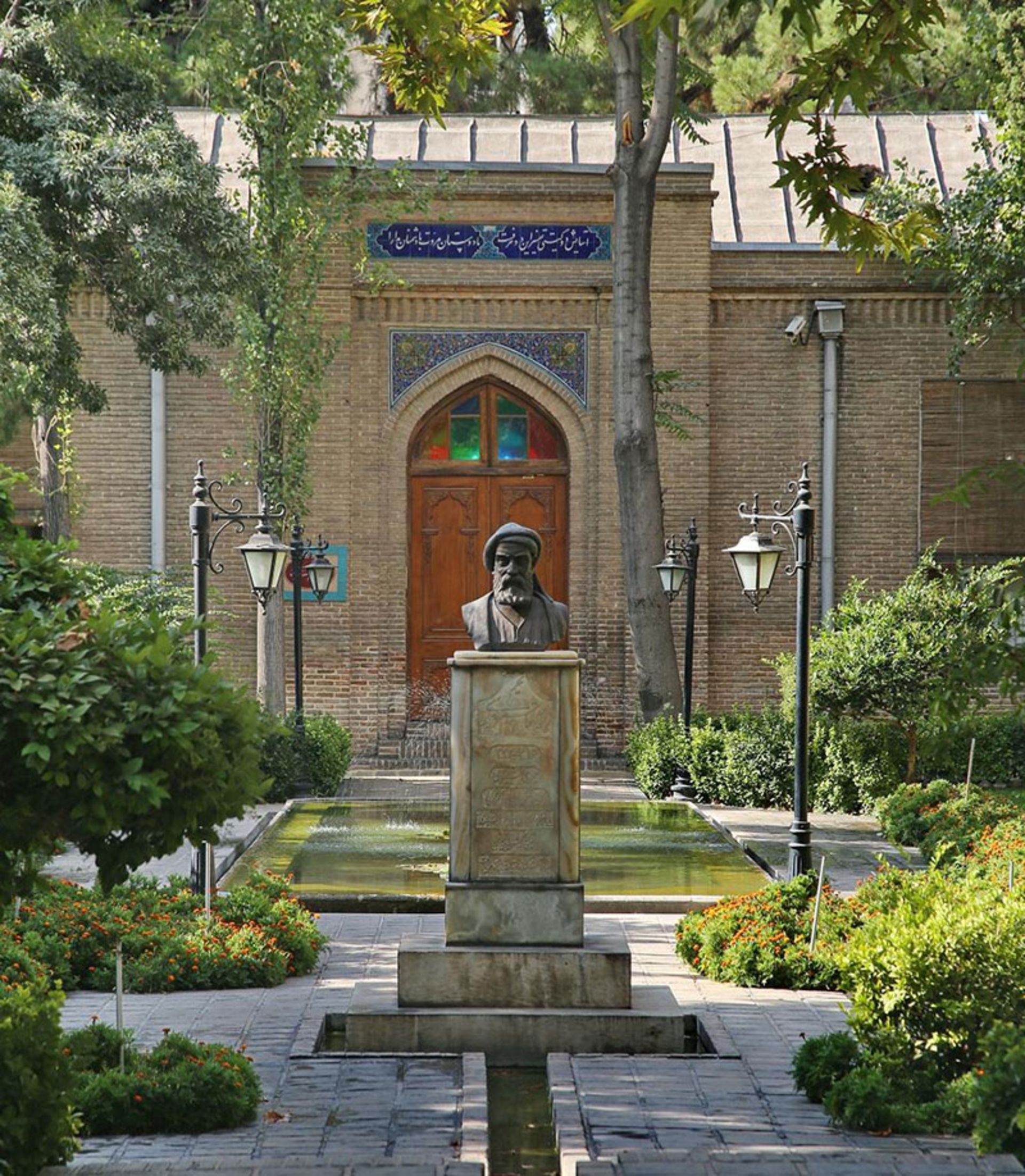 سردیس فرودسی در محوطه باغ نگارستان