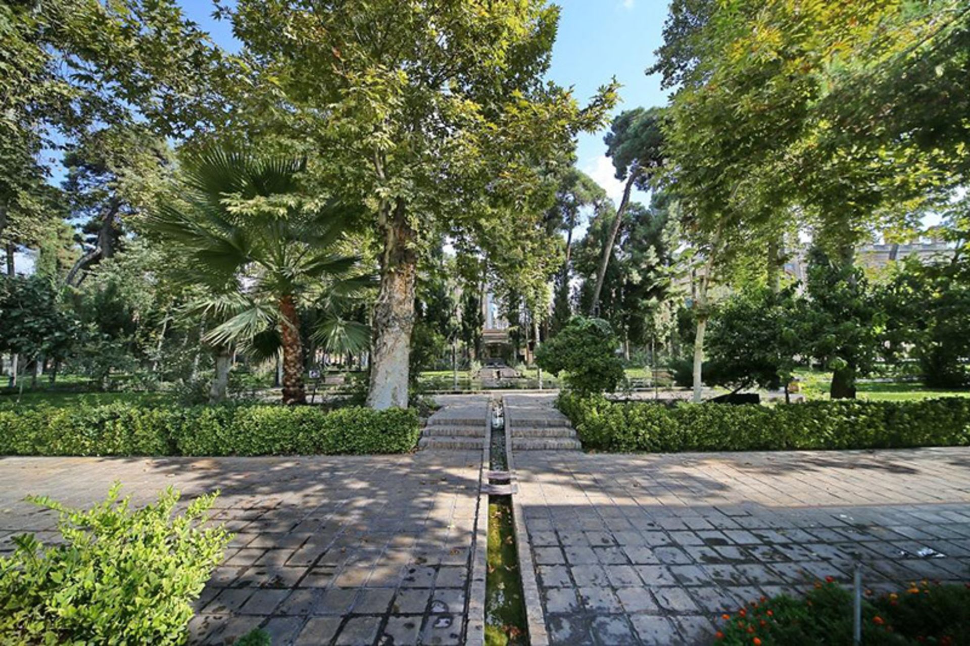 جوی باریک آب در میان باغ نگارستان