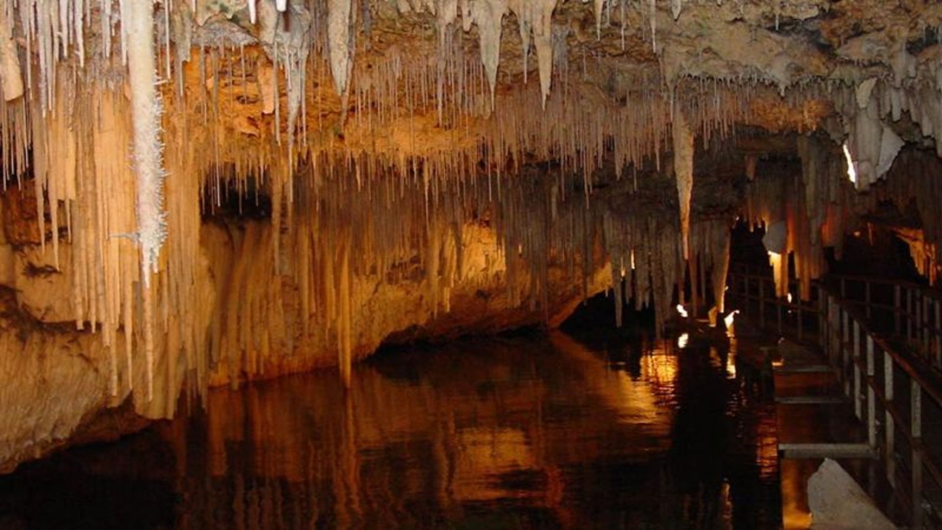 فضای داخلی غار کتله خور با نورپردازی ویژه