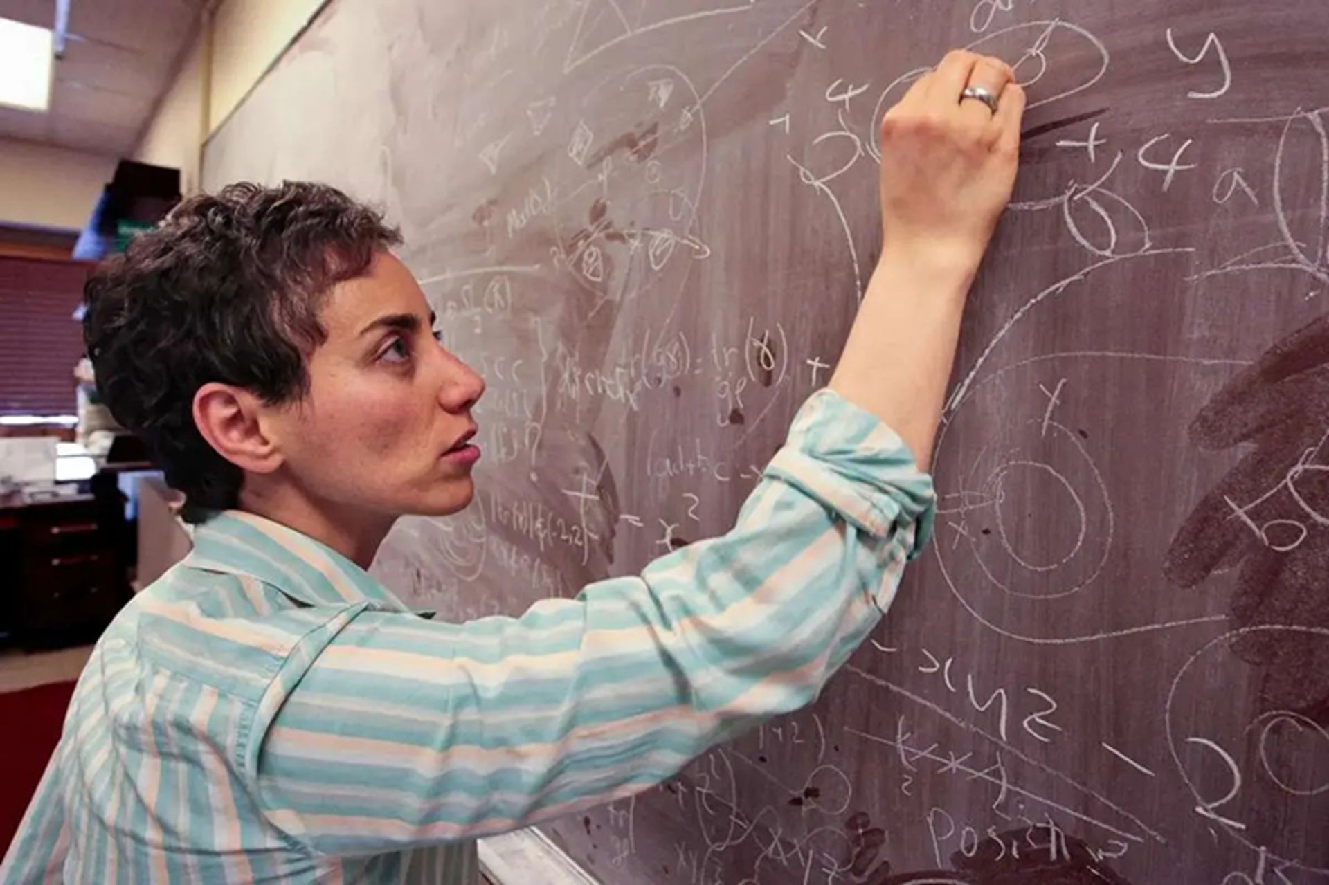 مریم میرزاخانی در حال تدریس در دانشگاه