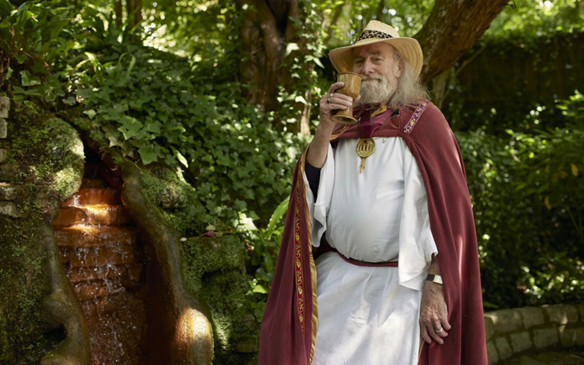 کاهن اعظم استون‌هنج در حال اجرای مراسمی در فضای باز