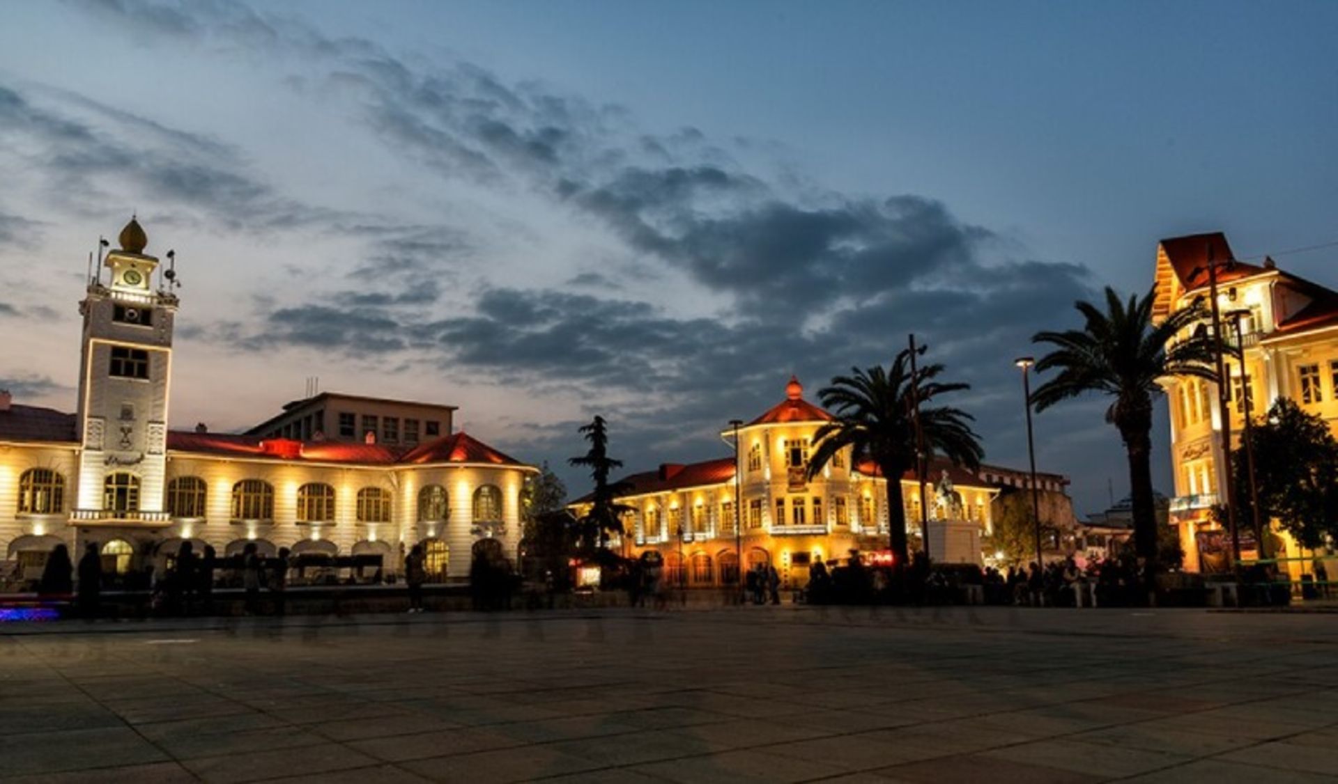 نورپردازی ساختمان‌ های میدان شهرداری رشت در شب