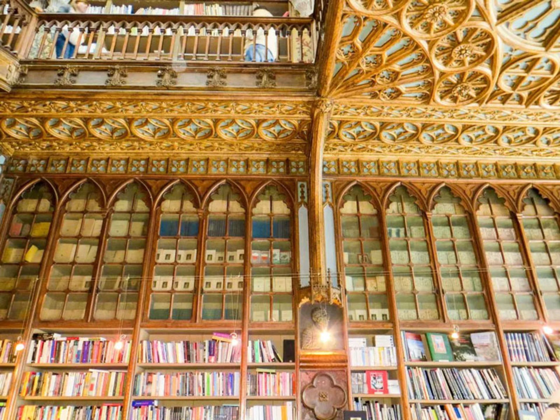 کتابخانه مجلل با معماری قدیمی