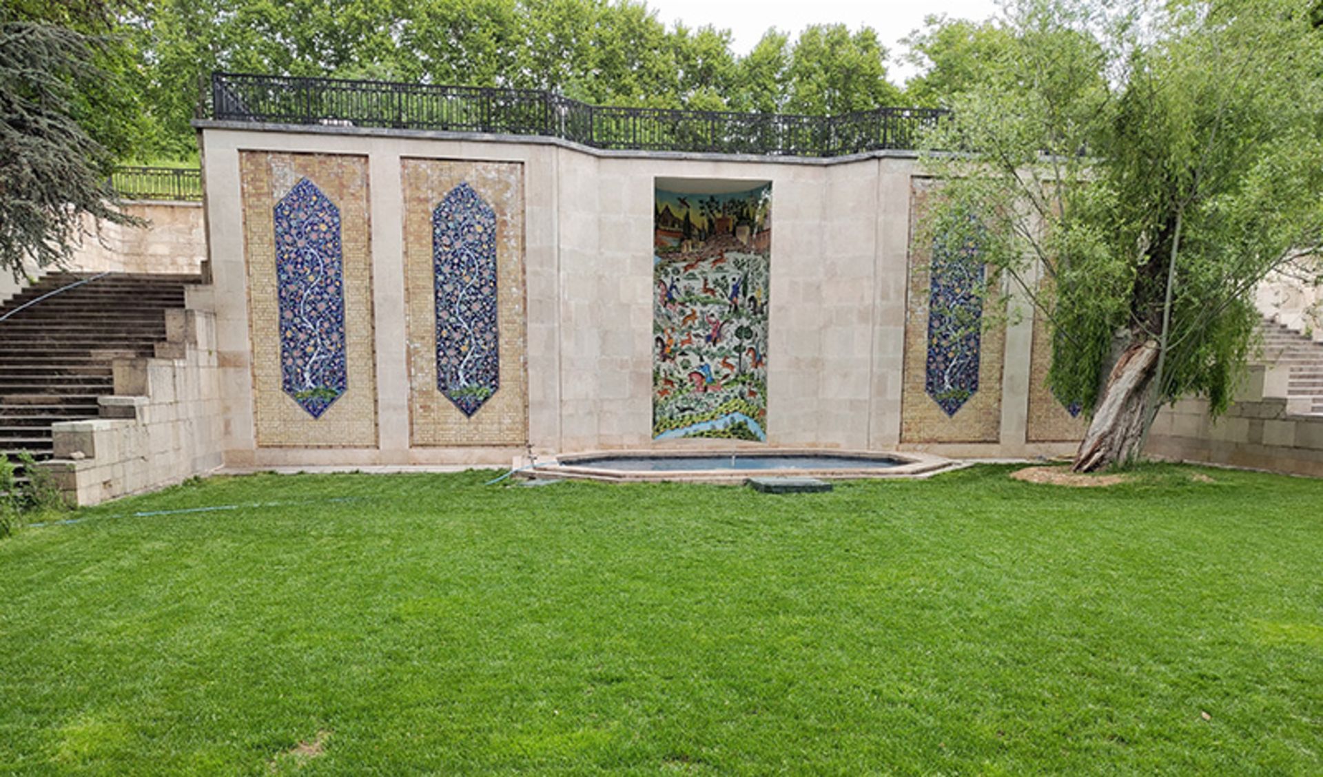 کاشی کاری های تالار آبی کاخ نیاوران