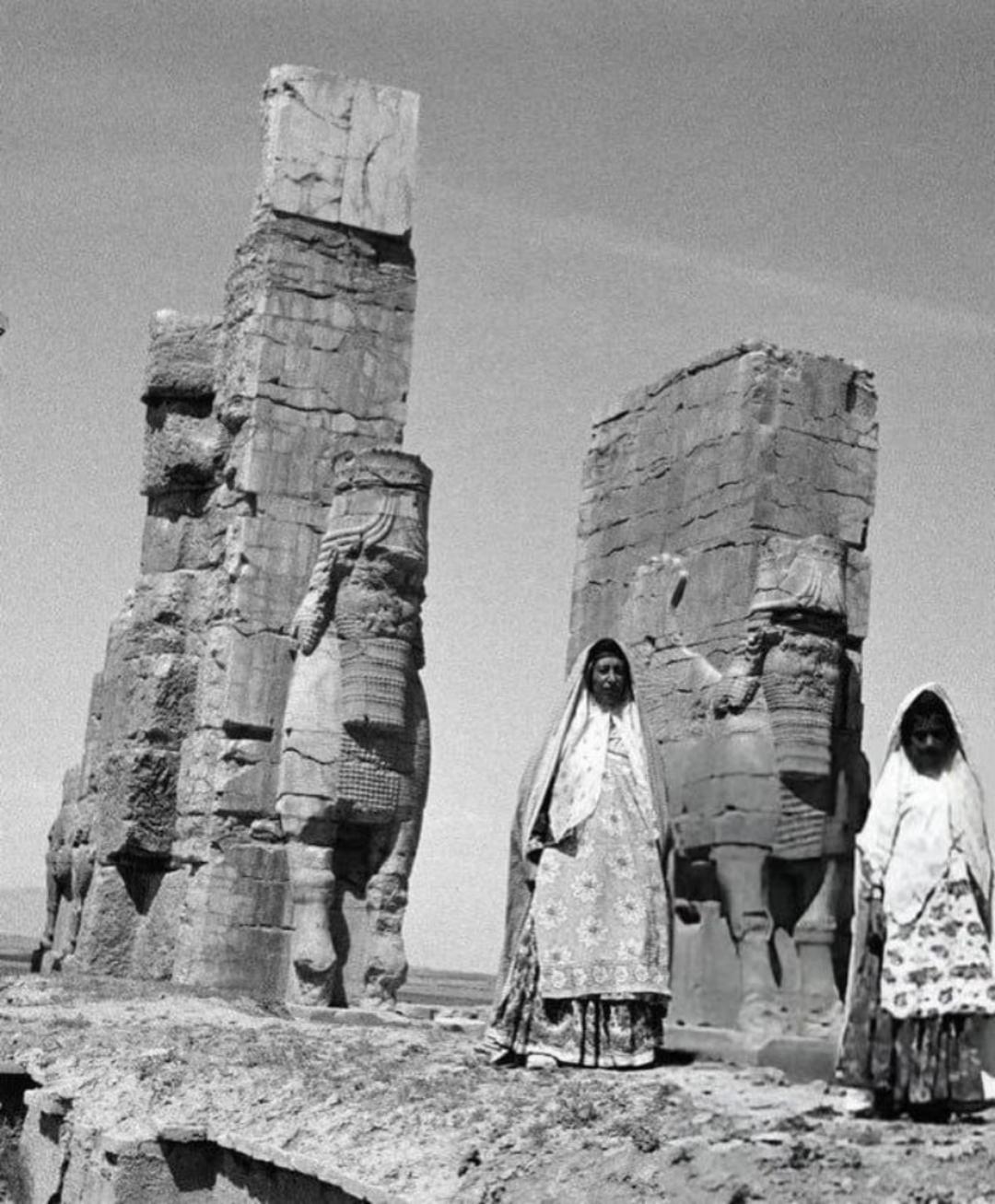 عکس قدیمی از حضور زنان در تخت جمشید