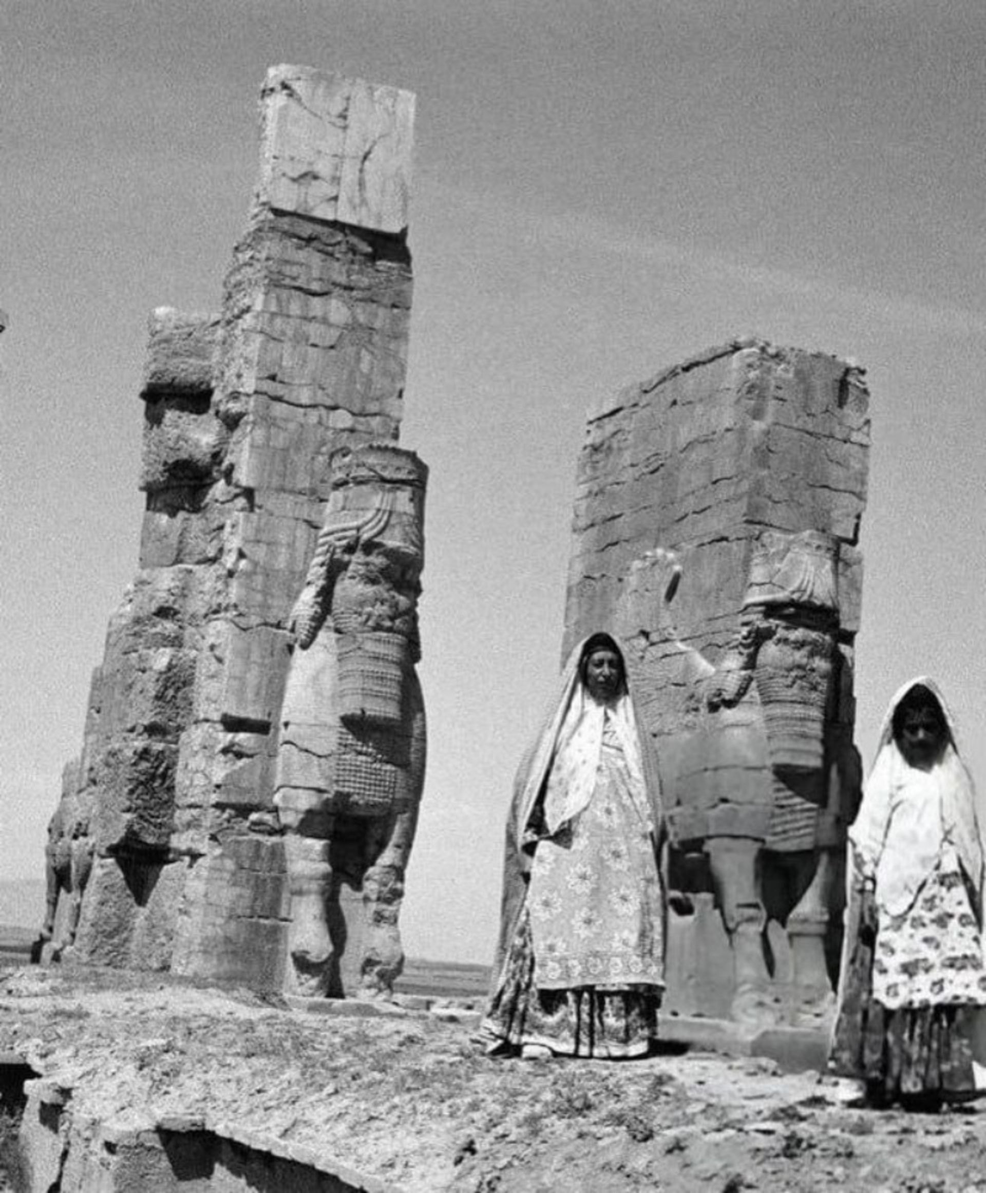 عکس قدیمی از حضور زنان در تخت جمشید