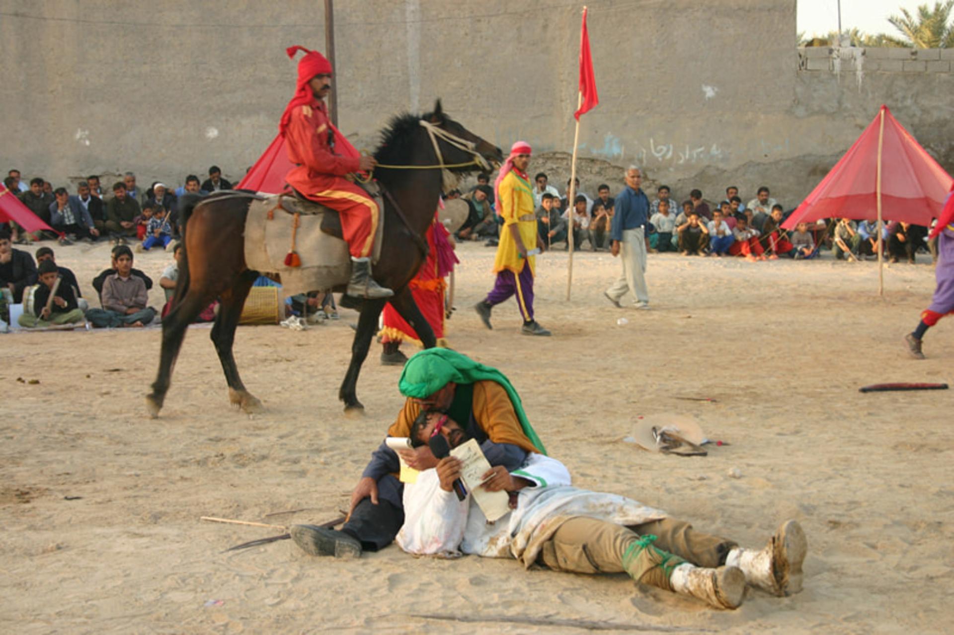 صحنه نمادین وداع حضرت علی‌اکبر با امام حسین (ع)