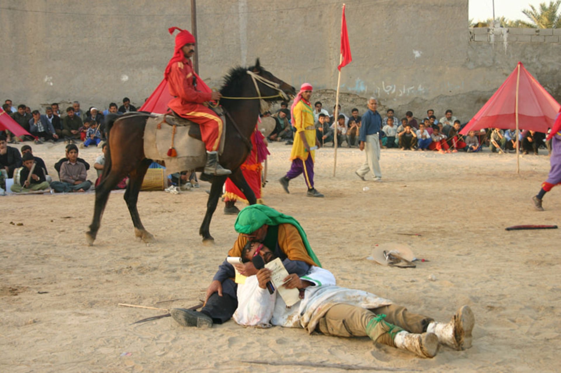 صحنه نمادین وداع حضرت علی‌اکبر با امام حسین (ع)