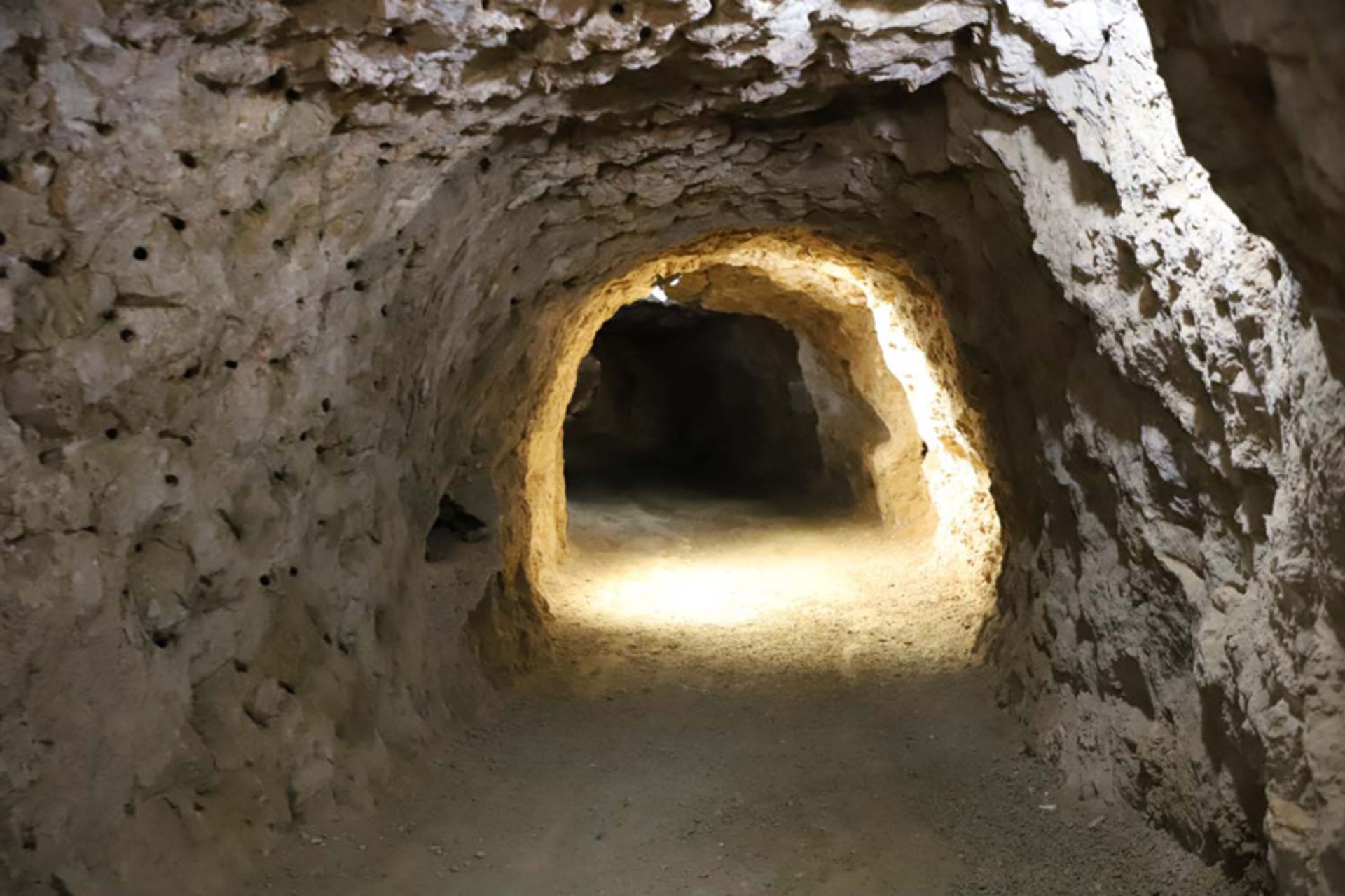  یک تونل باریک با دیوارهای سنگی در غار کتله خور