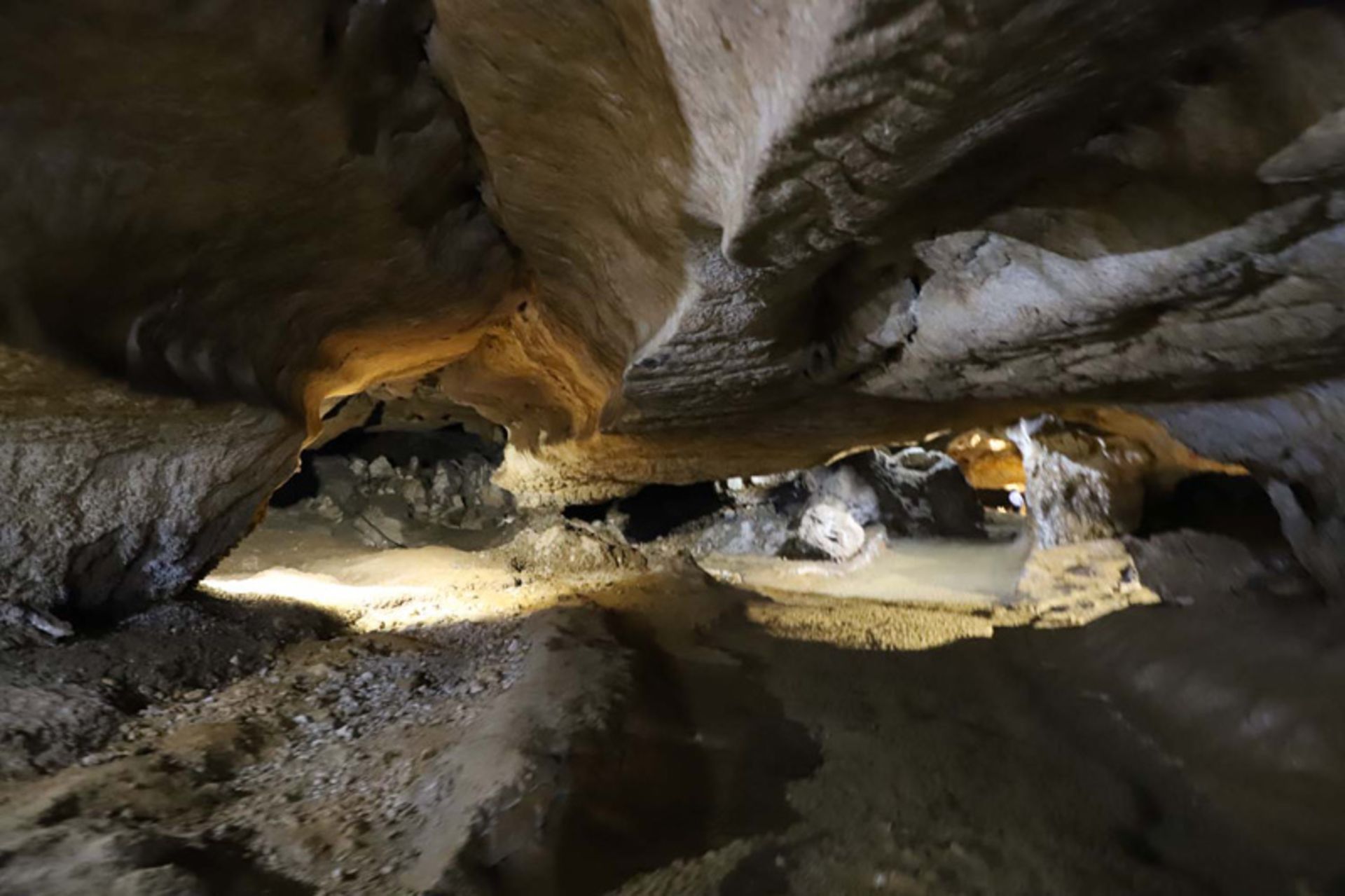 صخره های سنگی در غار کتله خور زنجان