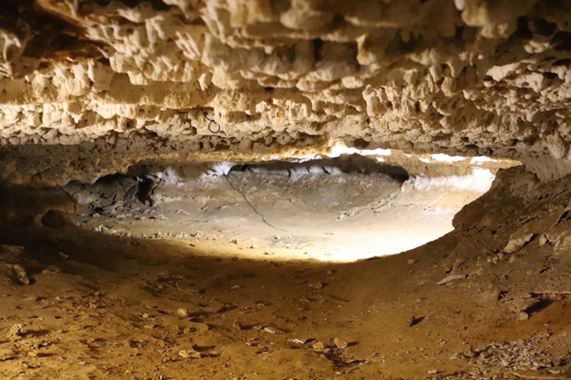 داخل غار کتله خور با استالاکتیت‌ها روی سقف