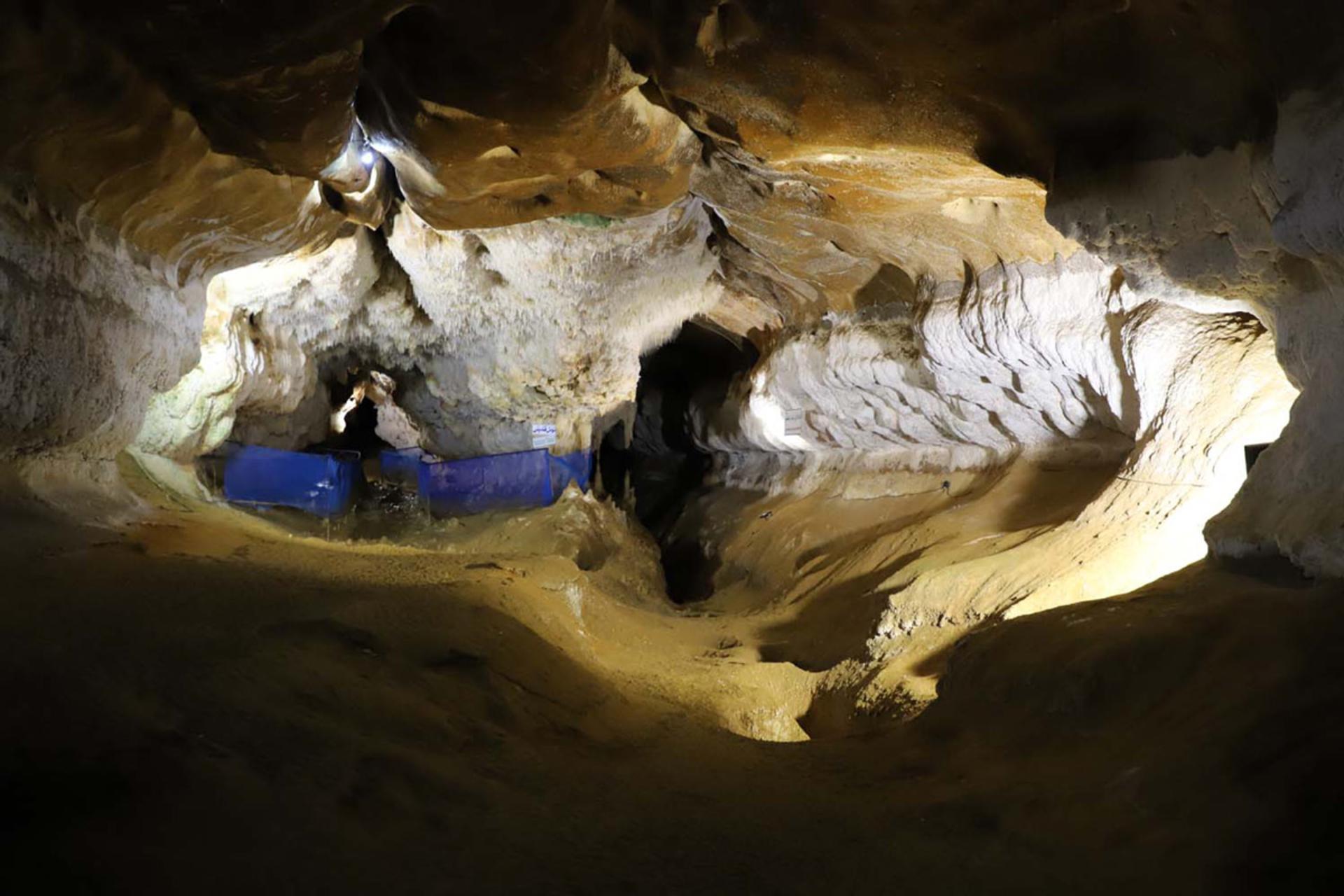 غار کتله خور با انعکاس آب و نورپردازی مصنوعی