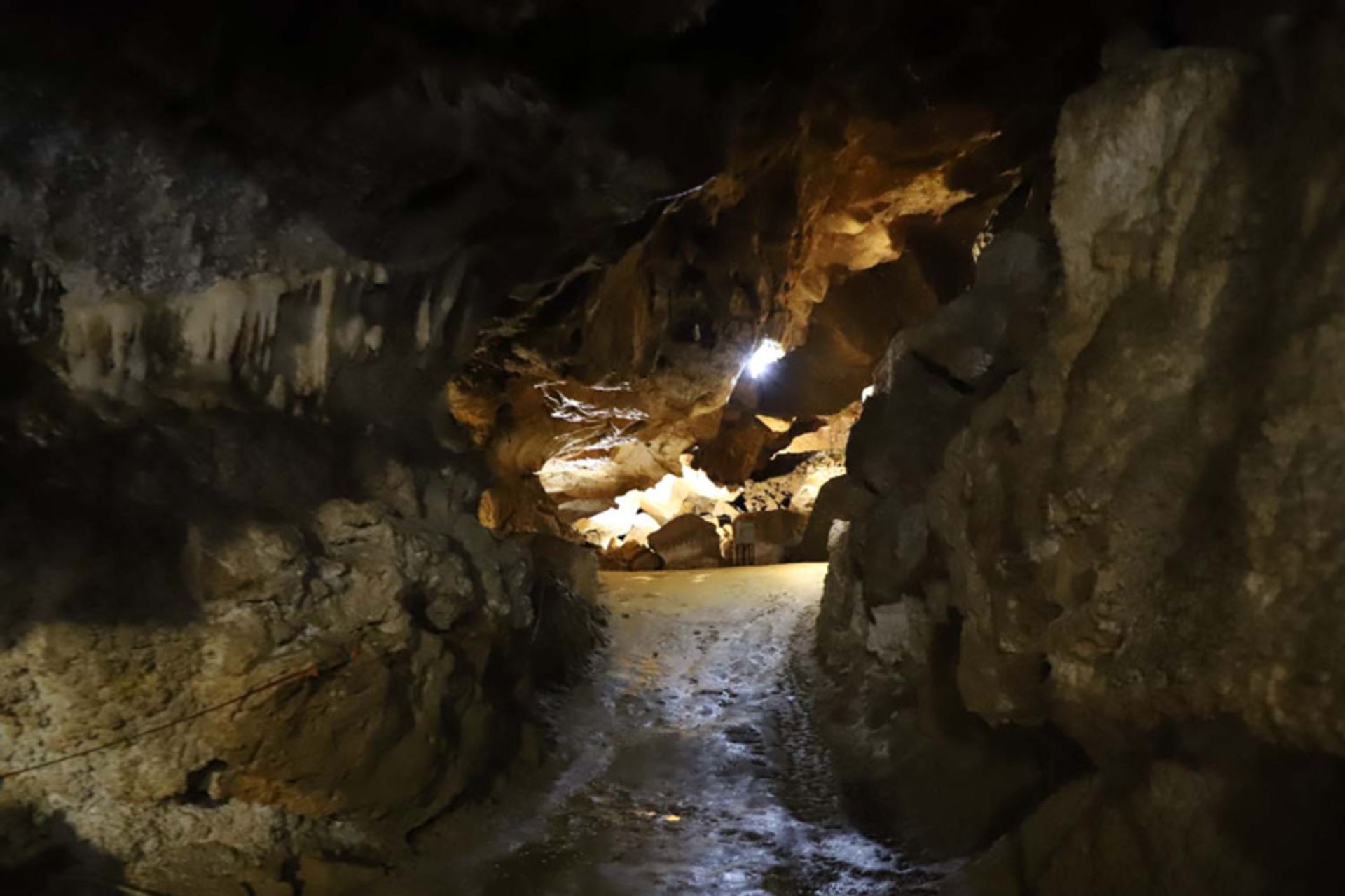 تنگه باریکی در غار کتله خور