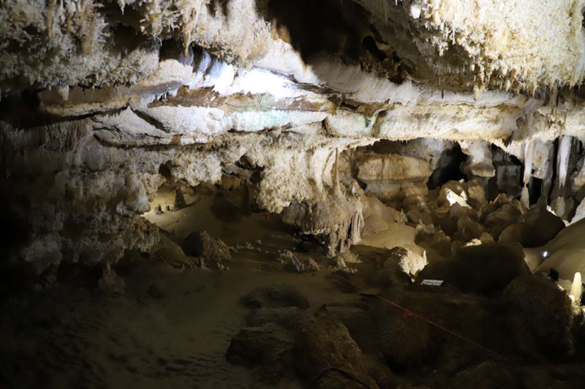 تشکیلات سنگی طبیعی در غار کتله خور